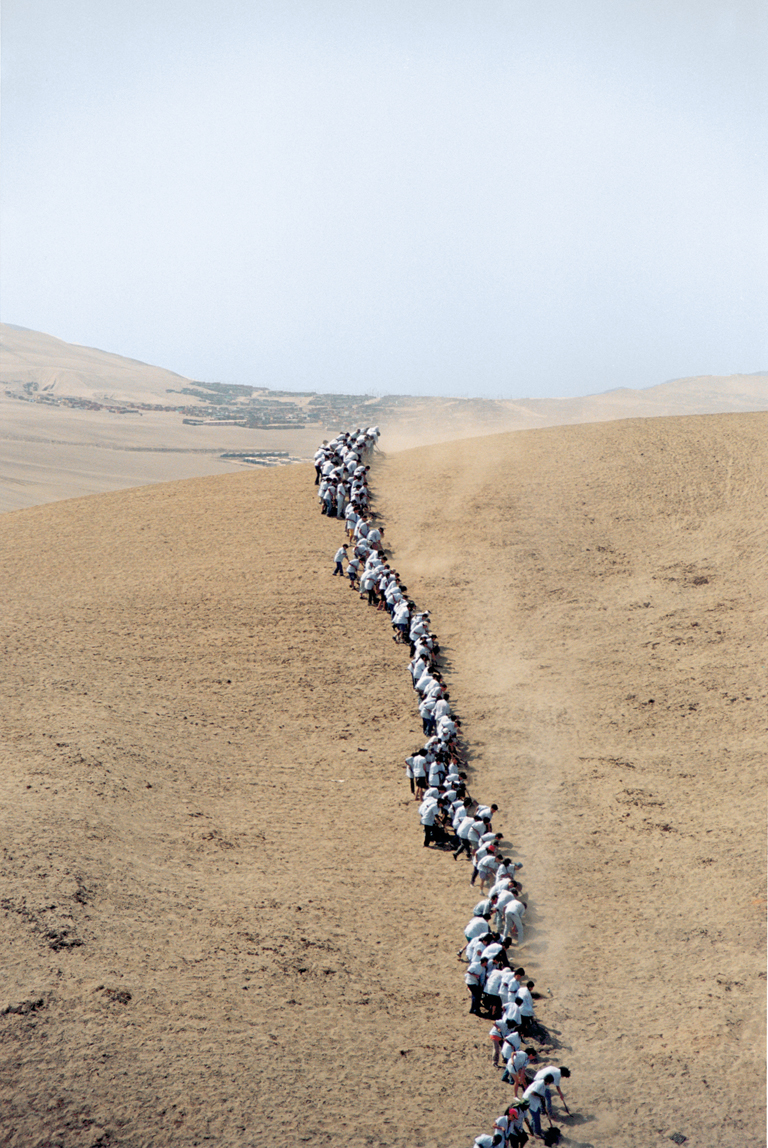 Francis Alÿs, When Faith Moves Mountains, 2002, In collaborazione con / In collaboration with Cuauhtémoc Medina e / and Rafael Ortega Courtesy l’artista / the artist, Galerie Peter Kilchmann, Zurich, ©the artist 